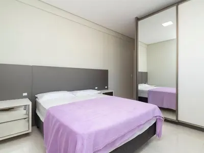 Uma cama ou camas num quarto em Aluguel Apartamento 3 suítes 80m do mar Bombas/SC