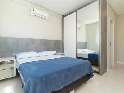 Uma cama ou camas num quarto em Aluguel Apartamento 3 suítes 80m do mar Bombas/SC