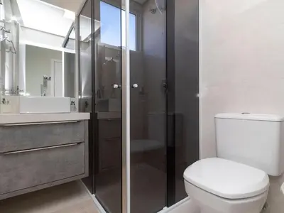 Uma casa de banho em Aluguel Apartamento 3 suítes 80m do mar Bombas/SC