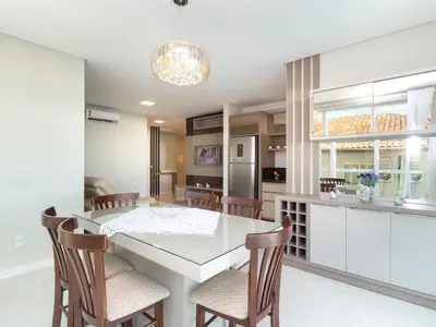 A cozinha ou kitchenette de Aluguel Apartamento 3 suítes 80m do mar Bombas/SC