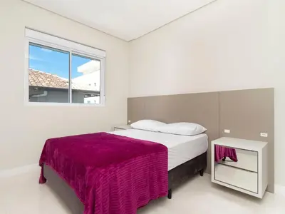 Uma cama ou camas num quarto em Aluguel Apartamento 3 suítes 80m do mar Bombas/SC
