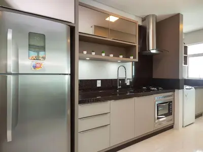 A cozinha ou kitchenette de Aluguel Apartamento 3 suítes 80m do mar Bombas/SC