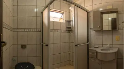Uma casa de banho em Casa 100m da praia, 10 pessoas, 3 quartos