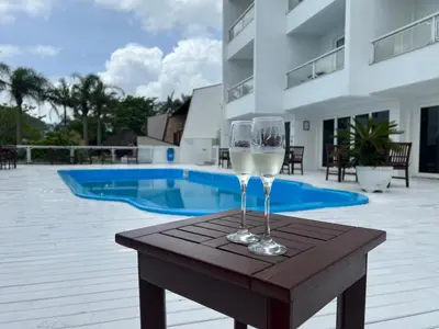 A piscina em ou perto de Bombinhas Blue Suítes