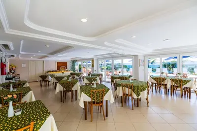Um restaurante ou outro lugar para comer em Bombinhas Blue Suítes