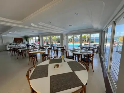 Um restaurante ou outro lugar para comer em Bombinhas Blue Suítes
