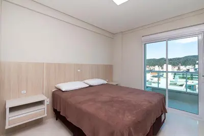 Uma cama ou camas num quarto em Aluguel Apartamento 2 quartos s/ 1 suíte 80m Mar Bombas/SC