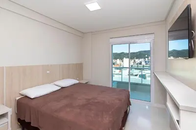Uma cama ou camas num quarto em Aluguel Apartamento 2 quartos s/ 1 suíte 80m Mar Bombas/SC