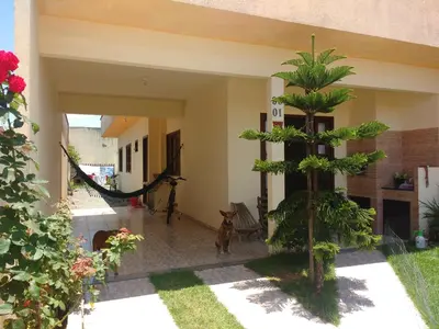 Um jardim no exterior de Um quarto em casa agradável
