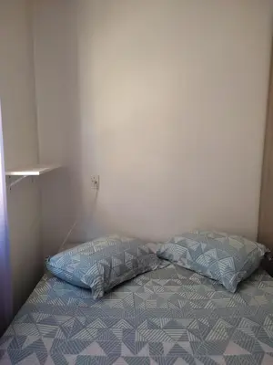 Uma cama ou camas num quarto em Um quarto em casa agradável