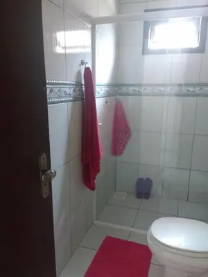 Uma casa de banho em Um quarto em casa agradável
