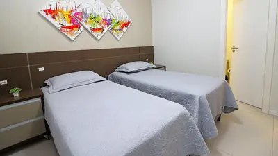 Uma cama ou camas num quarto em 1073 - Apartamento para locação no centro de Bombinhas