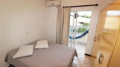 Uma cama ou camas num quarto em 1054 - Apartamento para locação em Bombinhas - Residencial Solar das Bromélias Apto 232