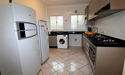 A cozinha ou kitchenette de 1054 - Apartamento para locação em Bombinhas - Residencial Solar das Bromélias Apto 232