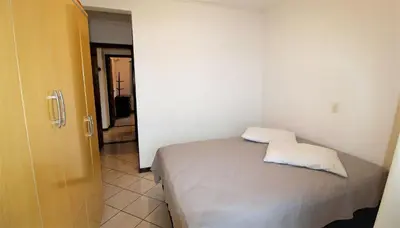 Uma cama ou camas num quarto em 1054 - Apartamento para locação em Bombinhas - Residencial Solar das Bromélias Apto 232