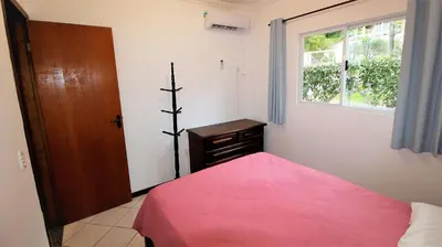Uma cama ou camas num quarto em 1054 - Apartamento para locação em Bombinhas - Residencial Solar das Bromélias Apto 232