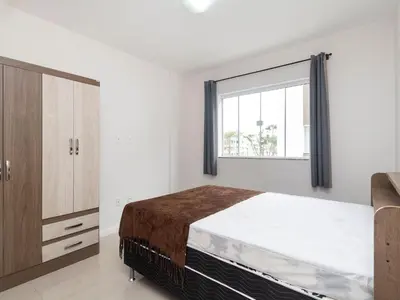 Uma cama ou camas num quarto em Aluguel Apto 2 quartos s 1 suíte Bombas SC