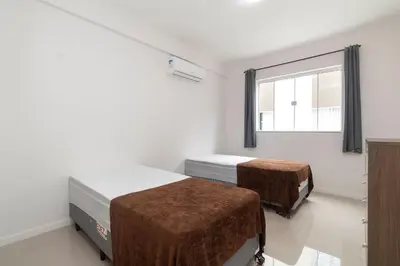 Uma cama ou camas num quarto em Aluguel Apto 2 quartos s 1 suíte Bombas SC