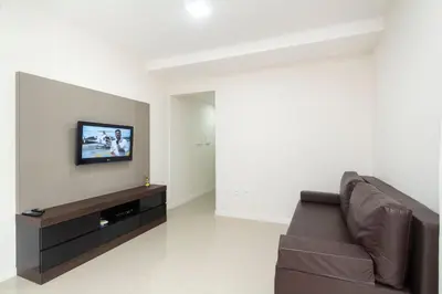 Uma televisão e/ou sistema de entretenimento em Aluguel Apto 2 quartos s 1 suíte Bombas SC