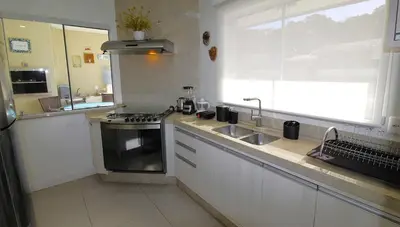 A planta de 1076 Praia de bombinhas com 3 suítes ótima opção.