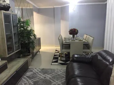 Uma área de estar em Ap rua 255 Meia Praia Itapema 10 metros Mar