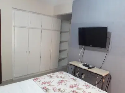 Uma televisão e/ou sistema de entretenimento em Ap rua 255 Meia Praia Itapema 10 metros Mar