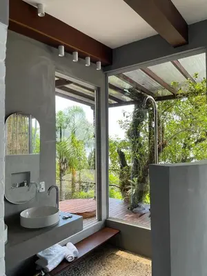 Um jardim no exterior de Villa dos Ganchos