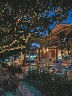 Um jardim no exterior de Pousada Vô Jaques
