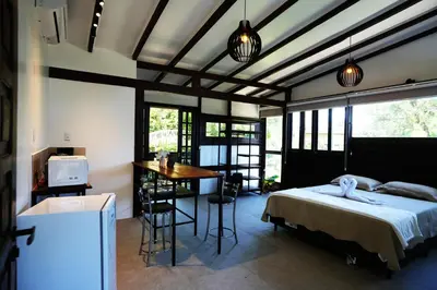 Uma cama ou camas num quarto em Pousada Aquarela de Bombinhas