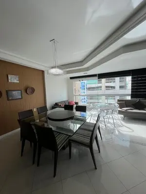 Uma área de estar em Meia Praia com estilo! 3 suítes, churrasqueira e garagem