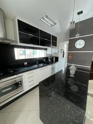 A cozinha ou kitchenette de Meia Praia com estilo! 3 suítes, churrasqueira e garagem