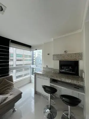 A cozinha ou kitchenette de Meia Praia com estilo! 3 suítes, churrasqueira e garagem
