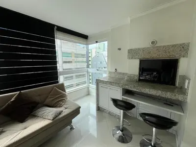 Uma televisão e/ou sistema de entretenimento em Meia Praia com estilo! 3 suítes, churrasqueira e garagem