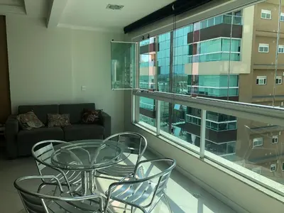 Uma área de estar em Meia Praia com estilo! 3 suítes, churrasqueira e garagem