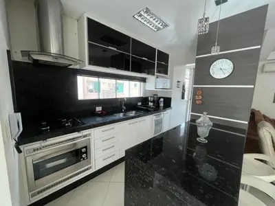A cozinha ou kitchenette de Meia Praia com estilo! 3 suítes, churrasqueira e garagem