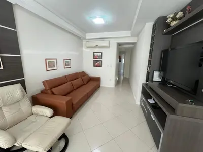 Uma televisão e/ou sistema de entretenimento em Meia Praia com estilo! 3 suítes, churrasqueira e garagem