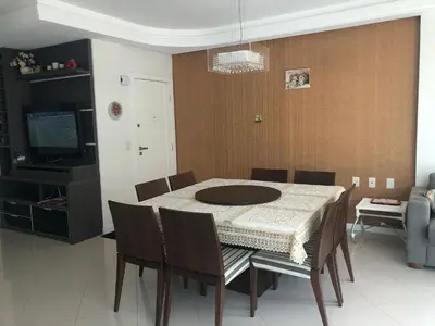 Uma área de estar em Meia Praia com estilo! 3 suítes, churrasqueira e garagem