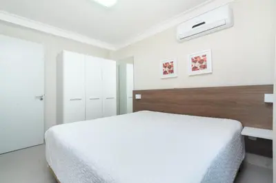 Uma cama ou camas num quarto em apto bombas bombinha summer beach apartamento 1 dormitorios privado