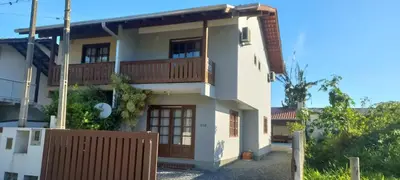 A planta de SOBRADO COM PISCINA A 500 METROS DA PRAIA EM MARISCAL BOMBINHAS Rutilio N 350