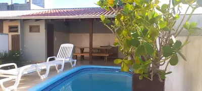 A planta de SOBRADO COM PISCINA A 500 METROS DA PRAIA EM MARISCAL BOMBINHAS Rutilio N 350