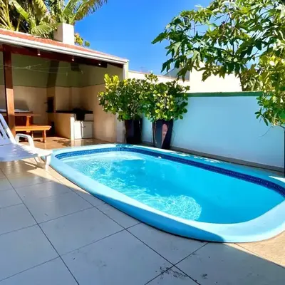 SOBRADO COM PISCINA A 500 METROS DA PRAIA EM MARISCAL BOMBINHAS Rutilio N 350