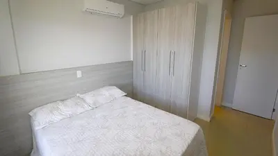 Uma cama ou camas num quarto em 1007 Apartamento na Praia de Bombas