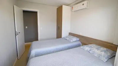 Uma cama ou camas num quarto em 1007 Apartamento na Praia de Bombas