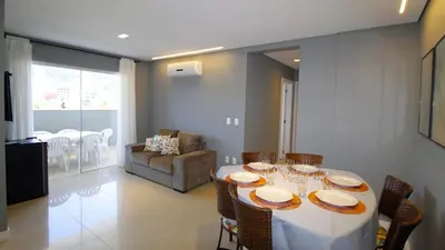 Uma área de estar em 1007 Apartamento na Praia de Bombas
