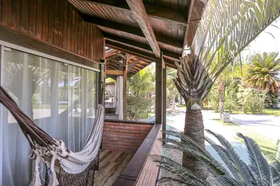 Um jardim no exterior de Estaleiro Guest House