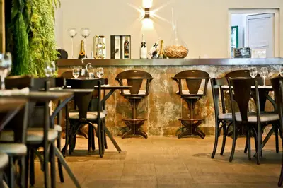 Um restaurante ou outro lugar para comer em Estaleiro Guest House