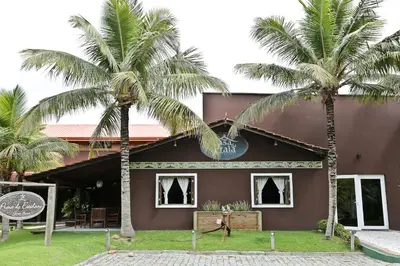 Um jardim no exterior de Estaleiro Guest House