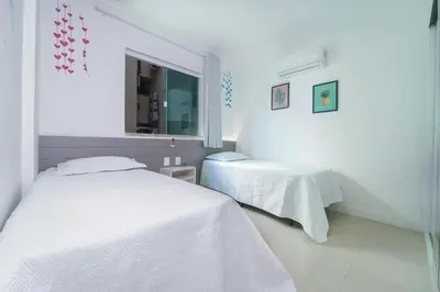 Uma cama ou camas num quarto em AP 2 quartos, sacada com churrasqueira e piscina