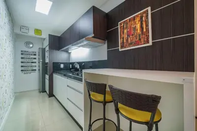 A cozinha ou kitchenette de AP 2 quartos, sacada com churrasqueira e piscina