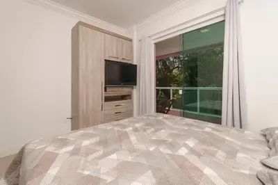 Uma cama ou camas num quarto em AP 2 quartos, sacada com churrasqueira e piscina